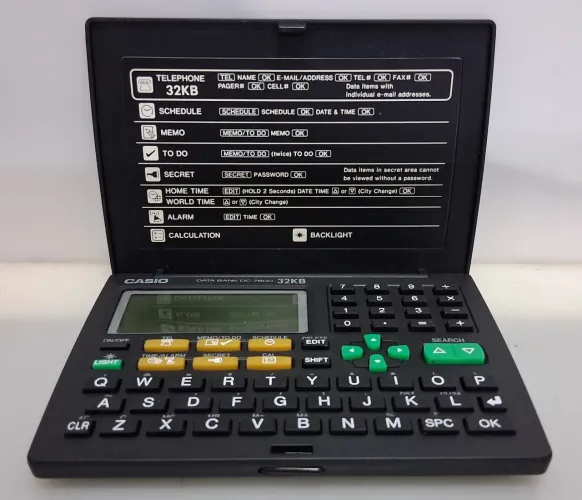 Agenda eletrônica Casio Data Bank Dc 7800 32 KB. Usada. Funcionando. S/ as baterias. 
