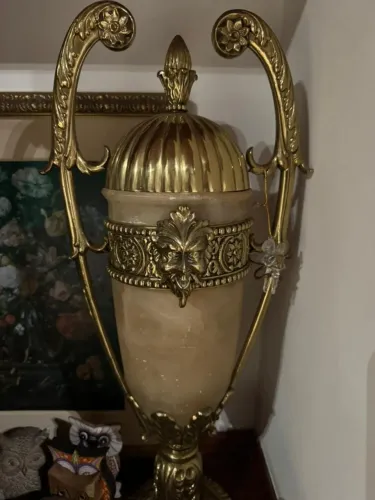 Luminaria de mesa de alabastro em formato de urna Guarnições vintage neoclássicas