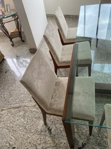 Mesa com tampo de vidro + 8 cadeiras em madeira de alto padrão (Aceito Proposta)