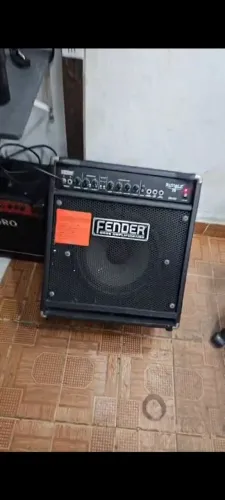 Amplificador Fender Rumble 75 para baixo