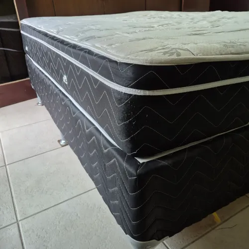 Colchão casal 1,38 X 1,88 mt pra doação, vim buscar no local.