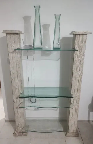 Estante para TV até 32 pol, em Mármore e Vidro<br>R$ 500