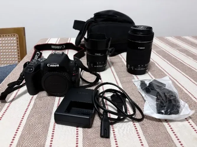 Kit Fotográfico Completo Canon SL2 + 3 Lentes + 2 Flashes Godox + Filtros + Acessórios