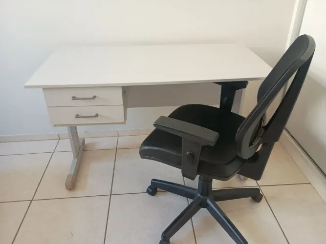 Mesa de escritório e cadeira 