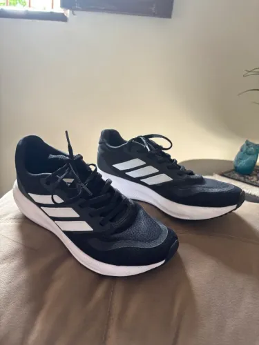 Tênis Adidas 