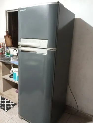 Geladeira Eletrolux - Funciona mas com problema (Descrição)