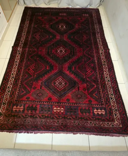 Tapete persa Iraniano 1.85 x 2.75 bem conservado feito a mão.