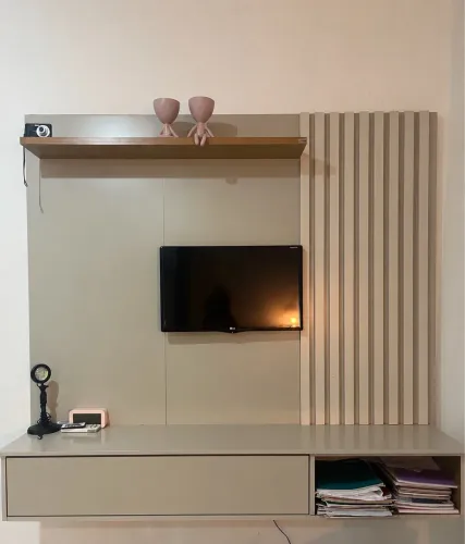 Painel para TV com bancada suspensa e gaveta sem puxador