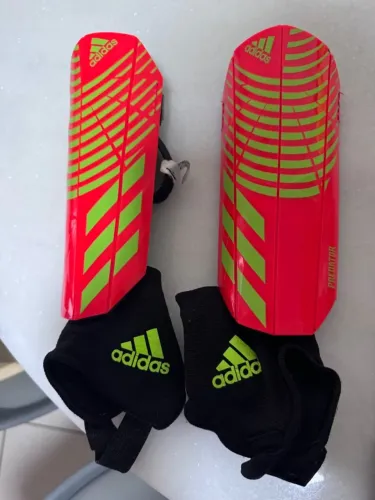 Caneleira predator Adidas