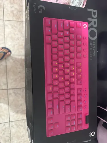 Teclado Logitech Pro X TKL rosa magenta