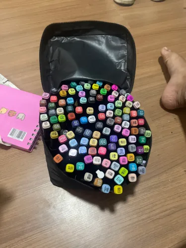 Vendo Estojo 120 canetas e Bob Goods