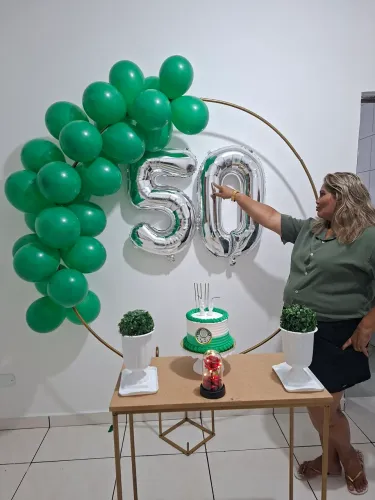 Kit aniversário 3 mesinhas e um arco festa
