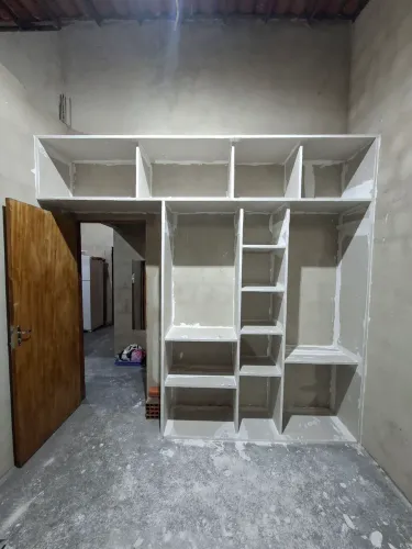 Guarda-roupa de gesso