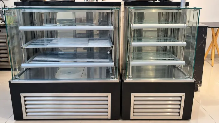 Balcões refrigerados e pia superfície de mármore com refrigerador inbutido