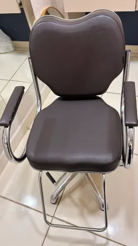 Bela cadeira para salão semi nova, conservada e confortável.