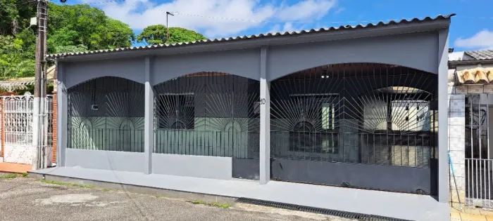 Casa Térrea Linda (3 suítes e 2 vagas de Garagem) no Conjunto Castro Moura