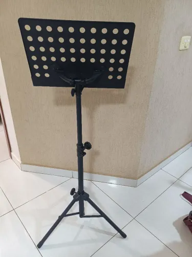 Estante para partitura e tablet. CIFRAS..