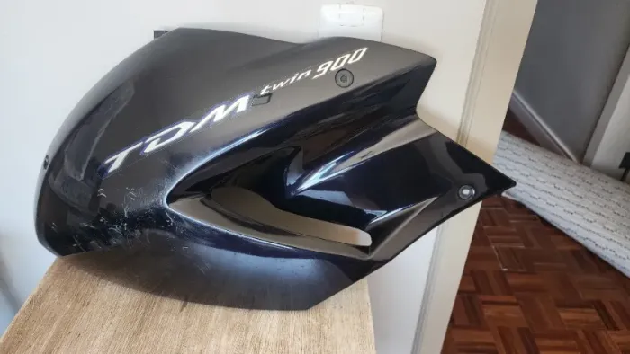 Lateral esquerda da carenagem da TDM 900, cor azul, usado porém sem batida apenas arranhõe