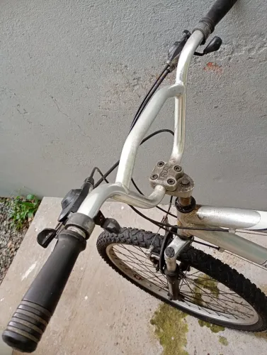 Bicicleta aro 26, toda em alumínio.