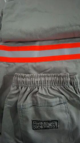 Causa e camisa de segurança.