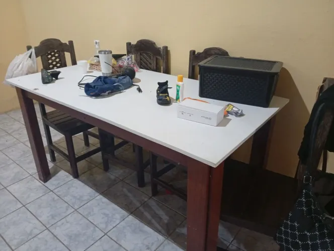 Vendo um jogo de mesa com 6 cadeiras a madeira das cadeiras são pesada madeira boa