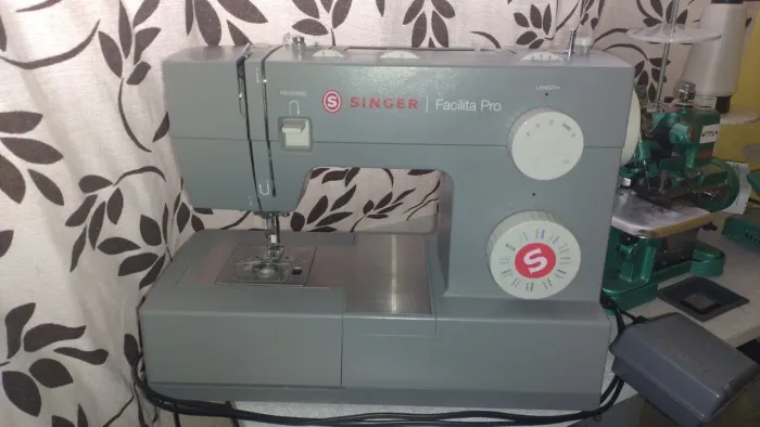 Máquina de costura -Singer- Facilita pro