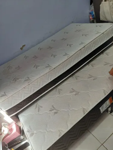 Vende uma cama de solteirão acompanha a de baixo, apenas umas manchas mas em ótimo estado
