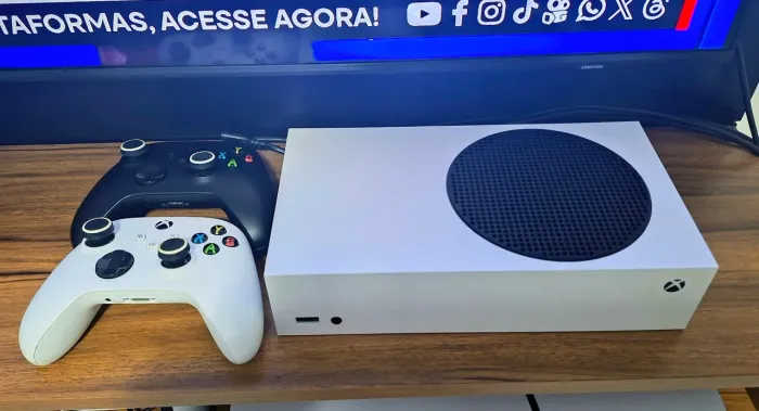 Xbox Series S, 512gb memória com 2 controles.