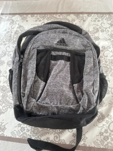 Vendo mochila escolar adidas em excelente estado para uso