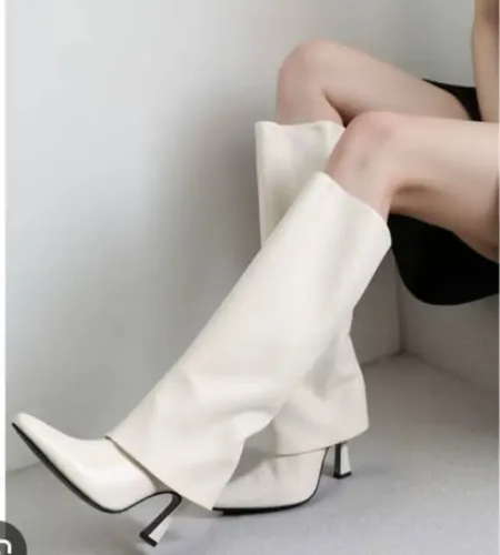 Bota Capa, N 37 pequeno, serve N 34, nova , se tiver interesse ,meço a sola, para você !