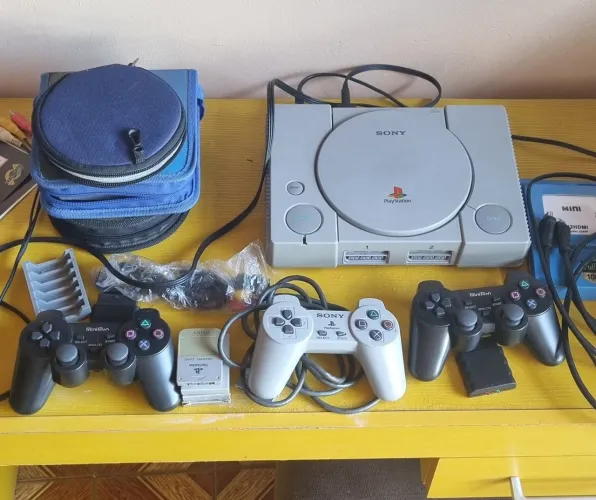 Playstation 1 com dois controles bluetooth e 1 normal + 4 memory card e + 50 jogos