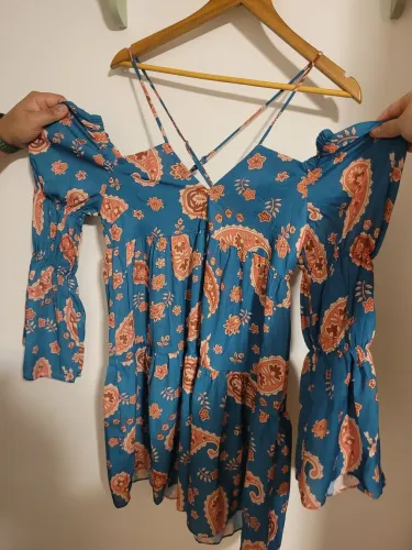 Vestido azul floral charmoso