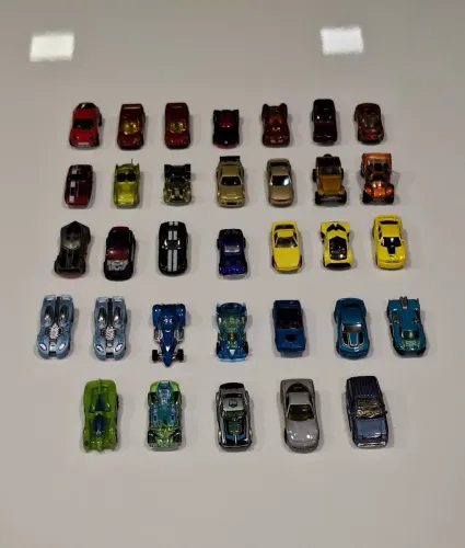 33 Carrinhos da HotWheels
