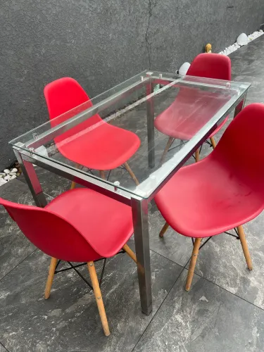 Mesa de aço inox de tampo de vidro com 4 cadeiras
