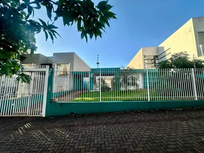 Casa Comercial - Poucos metros do Parque do Ingá e Bosque II!