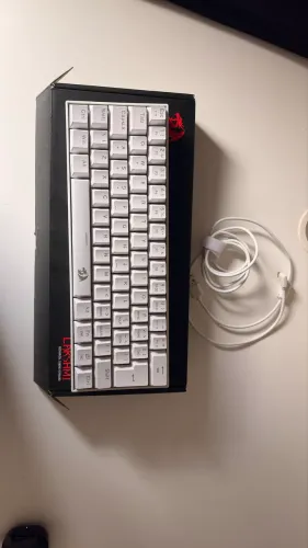 Teclado Mecânico Gamer Redragon Fizz K617 RGB 60% Branco
