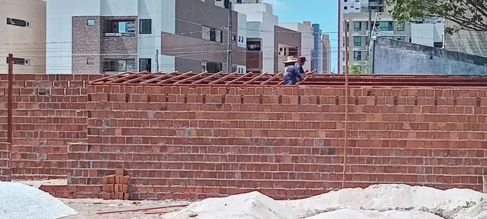 Terceiro obras e também empeleito