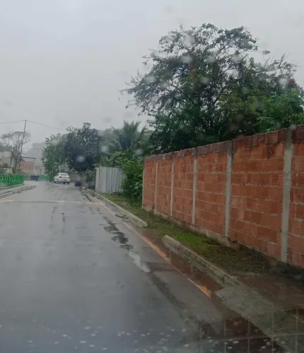 Terreno murado com construção