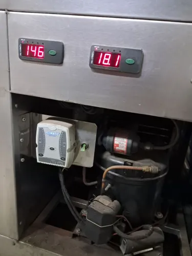 Balcão aço inox, freezer e geladeira.