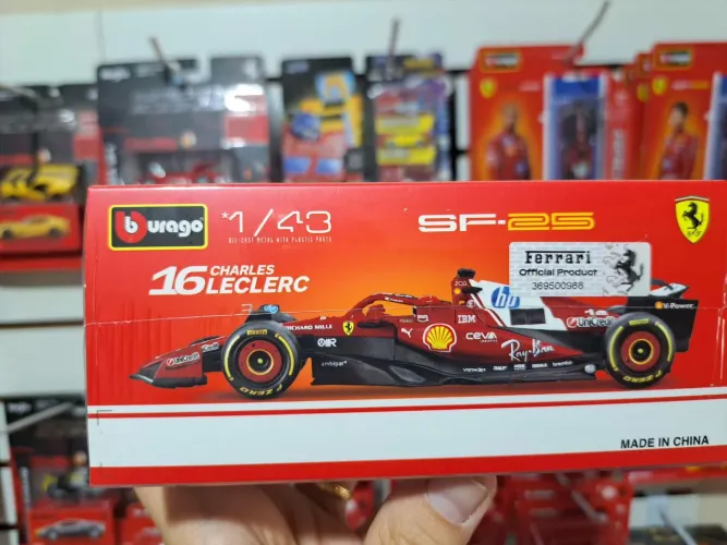 Miniatura 2025 F-1 Ferrari SF-25 Com Piloto #16 Leclerc Bbburago Com Acrílico E Lacrado