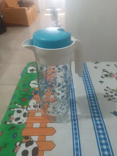 Garrafa de vidro transparente com tampa de plástico azul