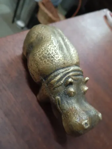 Porta recados hipopótamo bronze.