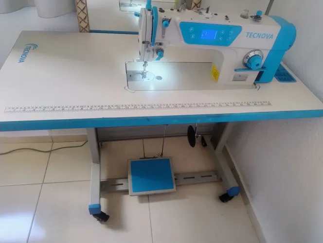 Máquina de costura reta direc drive