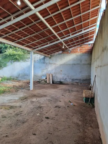 Depósito de 230m², com kitnet fundos (quarto,banheiro e cozinha) com garagem coberta
