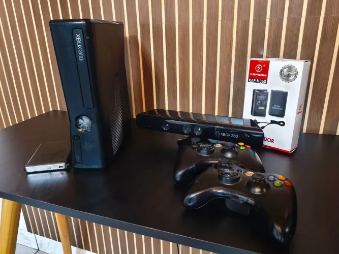 Xbox 360 Slim RGH + Kinect + 2 Controles + HD com 175 Jogos