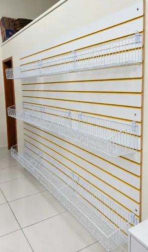 Painel Canaletado Branco 2,75 x 1,85m com Cestos