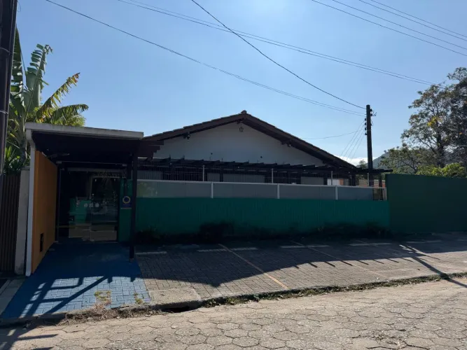 Excelente oportunidade 3 terrenos planos, lado a lado, com 1.080m2, com uma casa em 1 lote