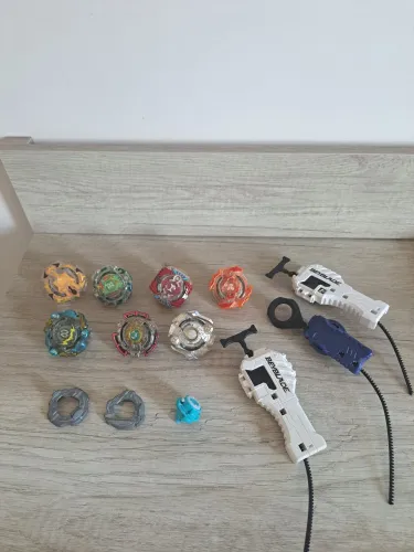 vende-se beyblade burst junto com arena(hyper-strike) de metal fury