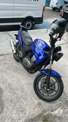 CB 500 recentemente pintada e restaurada.
