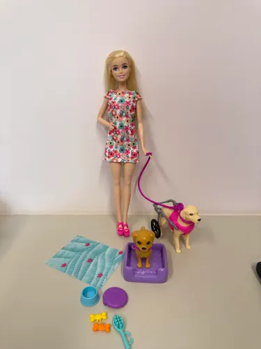 Boneca Barbie Passeio com Animais de Estimação cachorro Mattel